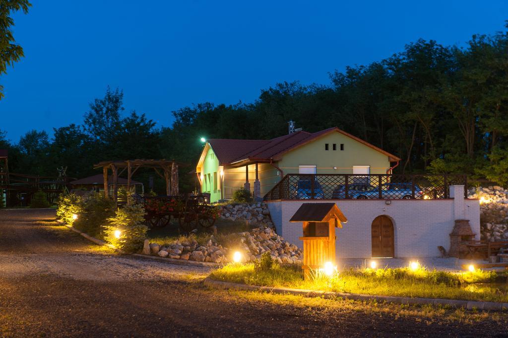 Hotel Farkasverem Vendégház Nyírtura Exterior foto